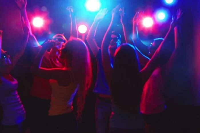 В ночном клубе Нижнего Новгорода молодые люди занялись сексом под песню 