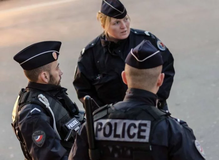 В Париже задержан полуголый мужчина с бензопилой