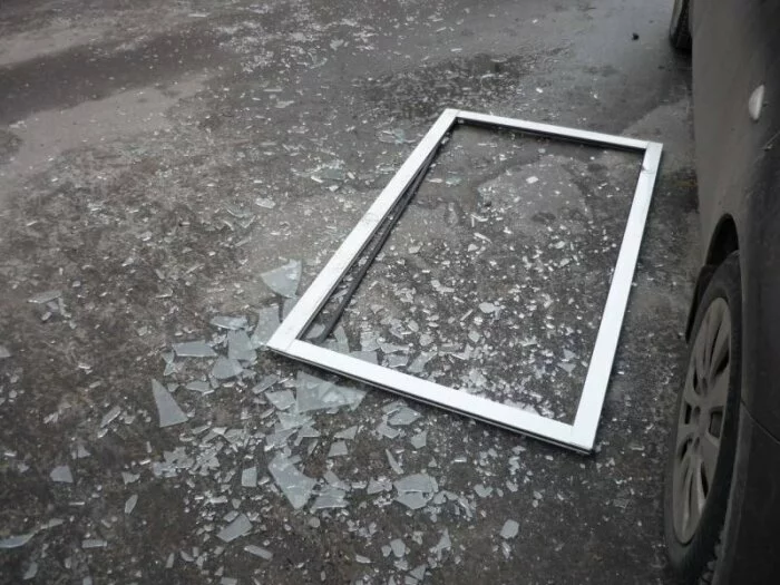 В Подмосковье на женщину с коляской рухнуло окно