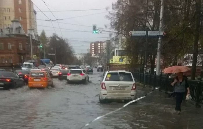 В Уфе из-за прошедшего дождя затопило остановку в центре города