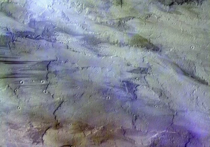 Зонд “ЭкзоМарс” сумел запечатлеть в цвете облака на Марсе