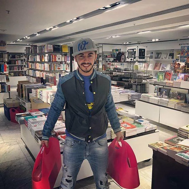 Тимур Родригез опубликовал новое фото и признался, что любит читать