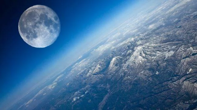 Ученые: От Луны откололся самый массивный астероид