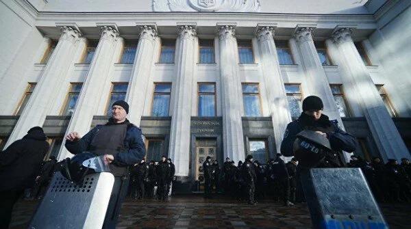Украинские СМИ сообщают о взрывах в центре Киева