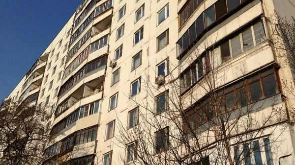 В Челябинске выжил выпавший с 8 этажа школьник