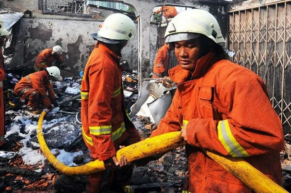 В Индонезии 46 человек погибли из-за взрывов на фабрике фейерверков