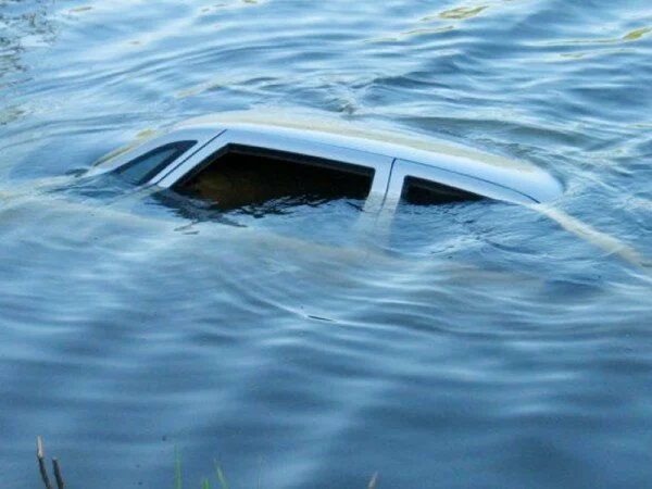В Иркутске молодая пара сорвалась в реку на автомобиле и утонула