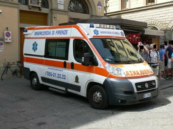 В Италии госпитализирована девушка, «потеющая» кровью