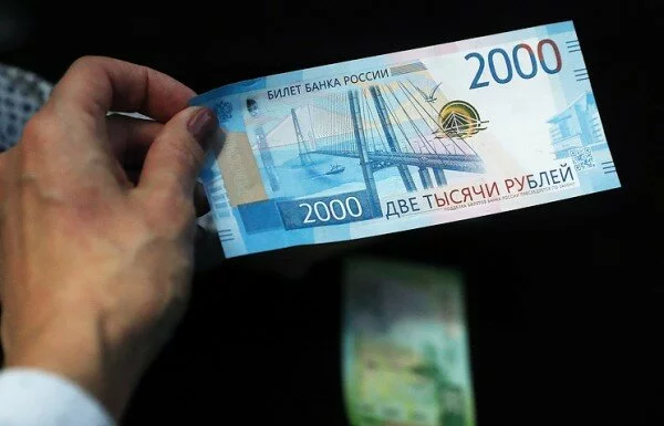 В Приморье поступили новые банкноты номиналом в 200 и 2000 рублей