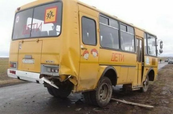 В Ростовской области грузовик врезался в школьный автобус