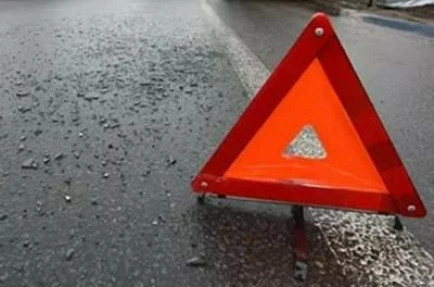 В Санкт-Петербурге водитель врезался в пешеходов и снес светофор