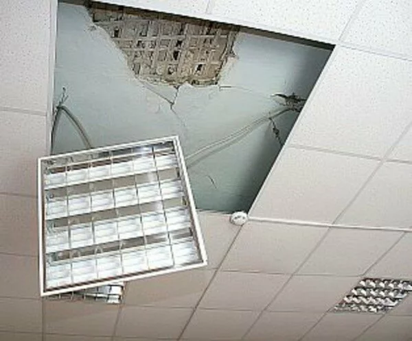 В школе в Горном Щите на учениц упал потолок