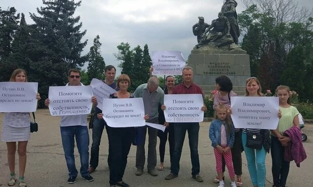 Власти Крыма в массовом порядке изымают спорные участки земли у граждан