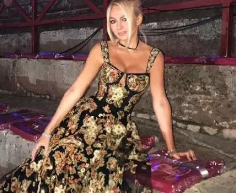 Яна Рудковская показала в Instagram новый образ в наряде от Dior
