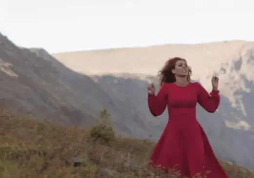 Юлия Коган сняла клип на песню "Лебеди" в Хибинах