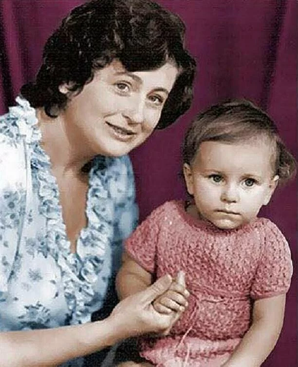 Ани Лорак показала детское фото с мамой