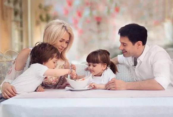 Антон и Виктория Макарские показали трогательное видео с подборкой фото маленькой дочки Маши