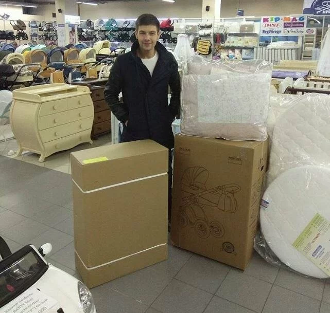 Дмитрий Дмитренко купил для дочери кроватку и коляску