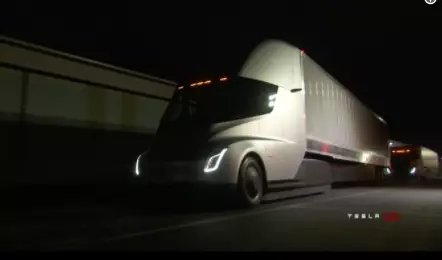 Илон Маск представил беспилотный грузовик Tesla