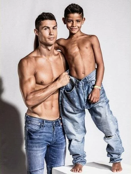 Криштиану Роналду с 7-летним сыном снялся в рекламе джинсов