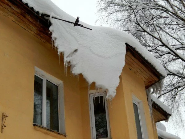На Ямале женщина получила компенсацию за упавший с крыши снег