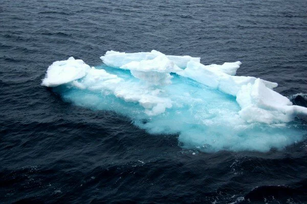 NASA показало снимки расколовшегося дрейфующего айсберга
