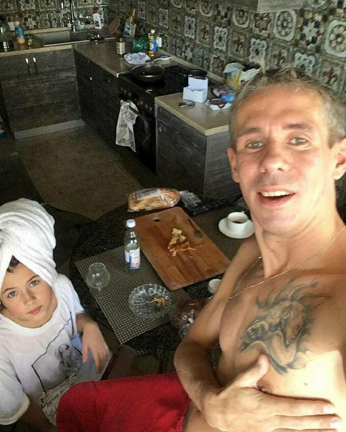 Панин выложил фото с дочерью на фоне сигаретных окурков