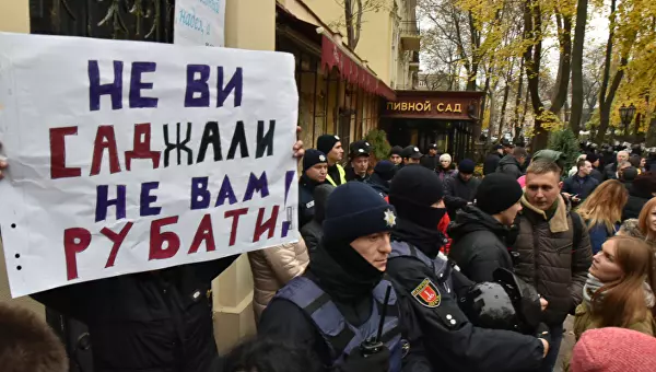 Пенсионерки и радикальная молодежь в цельном порыве протестовали в Одессе
