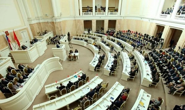 Петербургские депутаты сократили расходы на покупку медоборудования и добавили денег на свое питание