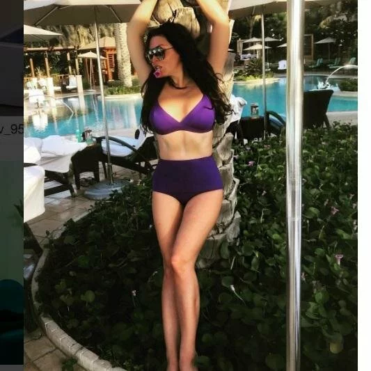 Похудевшая Ирина Дубцова очаровала поклонников стройной фигурой в фиолетовом купальнике