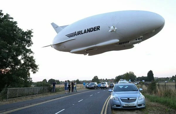 Самый большой в мире дирижабль рухнул в Великобритании