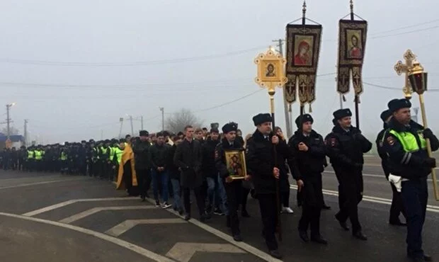 Сотрудники краснодарской ГИБДД провели крестный ход на аварийном участке дороги