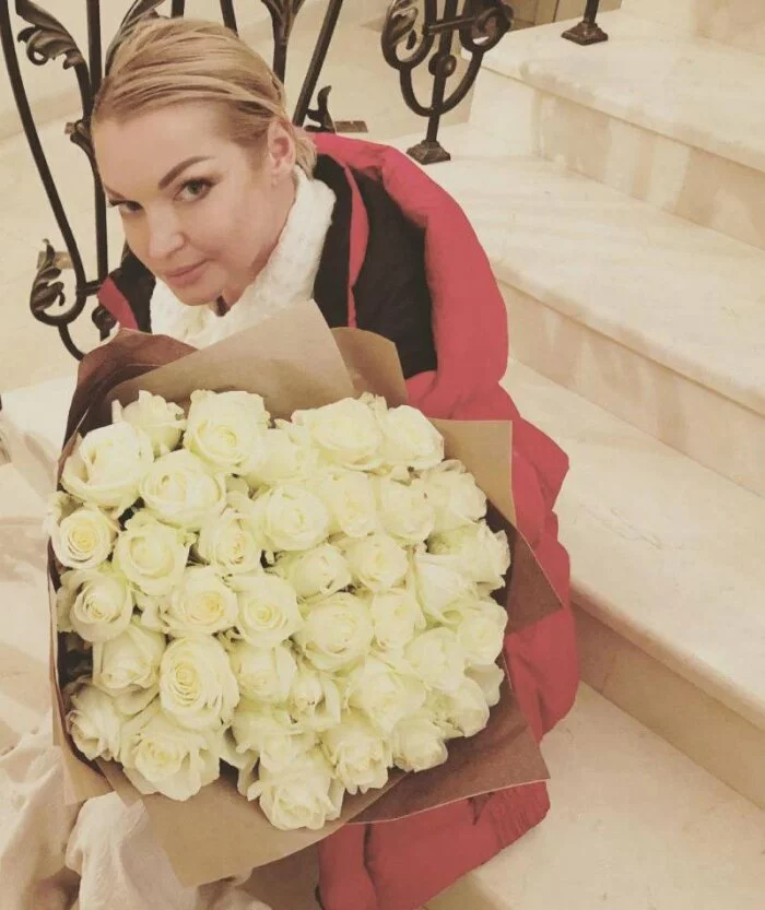 Анастасия Волочкова получила огромный букет роз от 