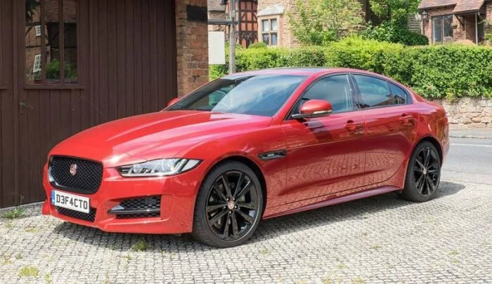 Компания Jaguar презентовала удлиненный седан XE