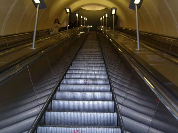 На трёх станциях метро Москвы временно закрыли эскалаторы
