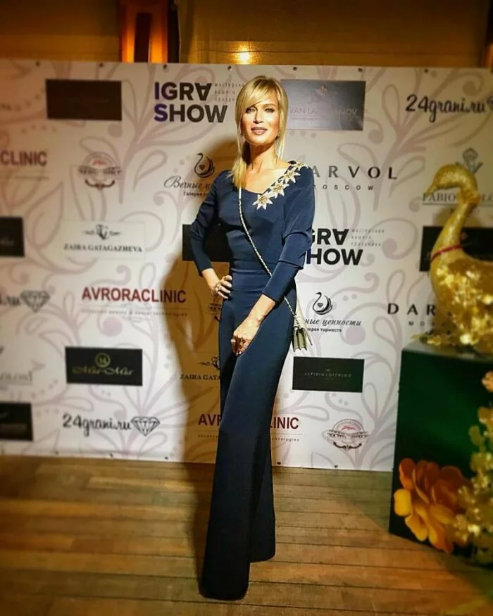 Олеся Судзиловская показала свою стройную фигуру на благотворительном вечере