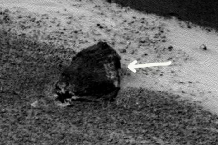 Уфолог обнаружил на поверхности Марса инопланетные иероглифы вблизи ровера NASA