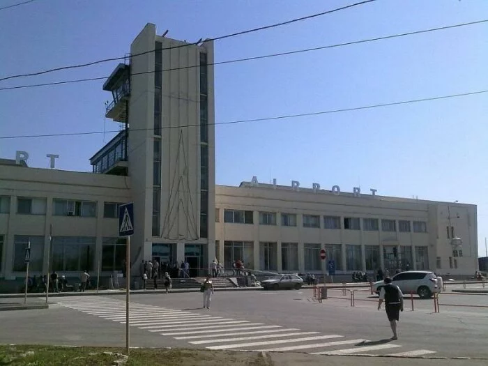 В аэропорту Самары спешащий на рейс мужчина пробил головой стеклянную стену