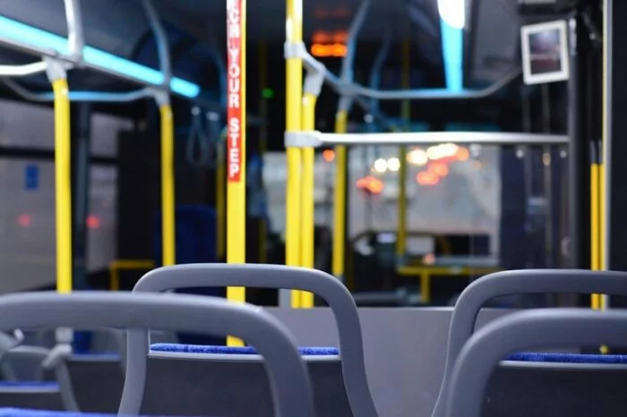 В Брянке 28-летняя пассажирка не удержалась в автобусе и сломала плечо