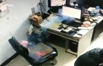 В Китае в офисе внезапно взорвался смартфон