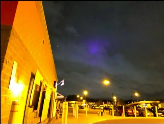 Жители в Лонг-Айленде наблюдали полет НЛО в фиолетовом свете