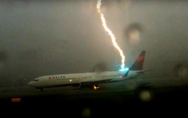 Появилось видеозапись удара молнии в крыло самолета Ryanair